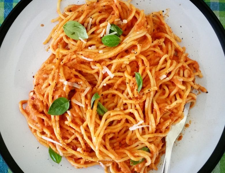 Spaghetti Pomodoro (Spaghetti in delicious creamy tomato sauce)