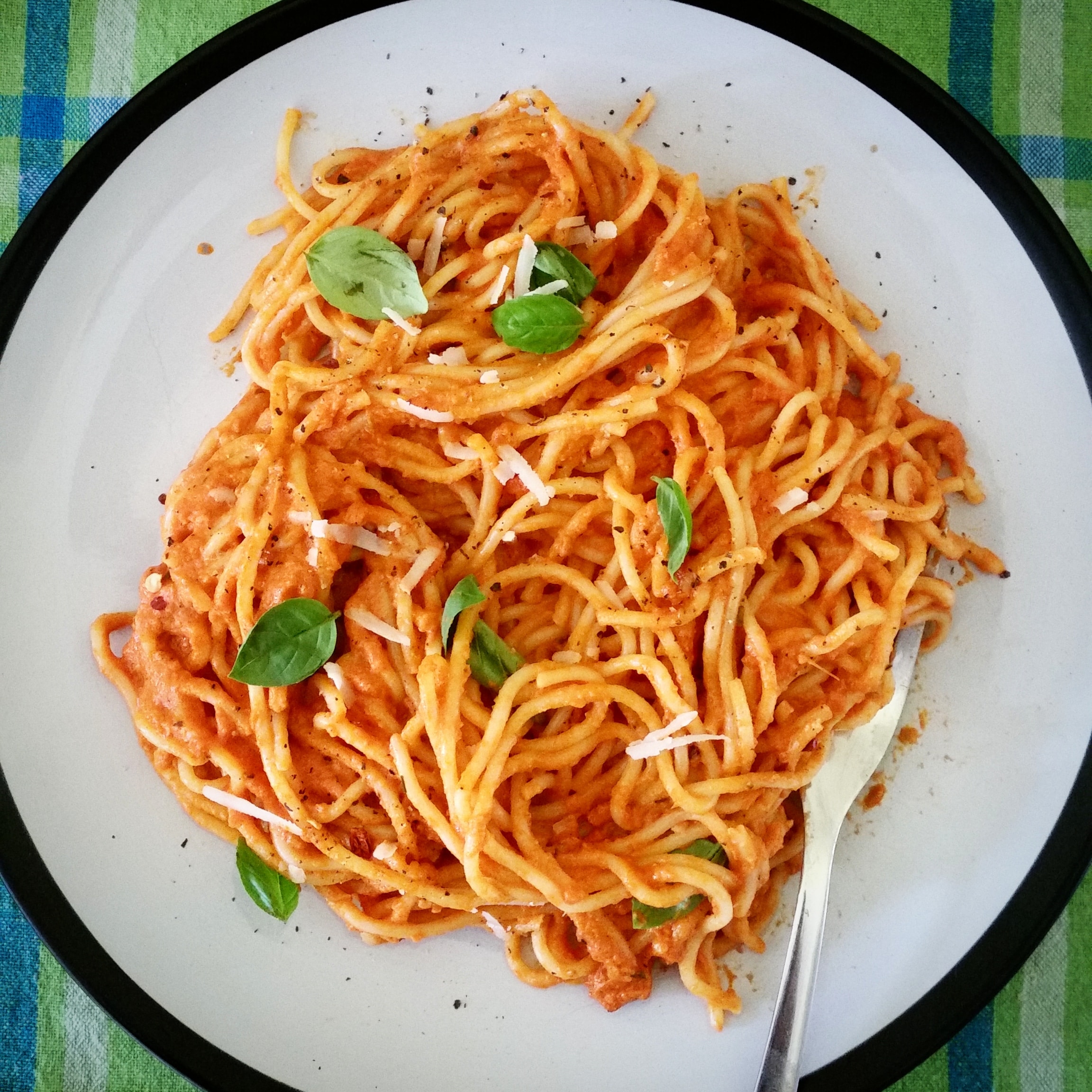 Spaghetti Pomodoro (Spaghetti in delicious creamy tomato sauce)
